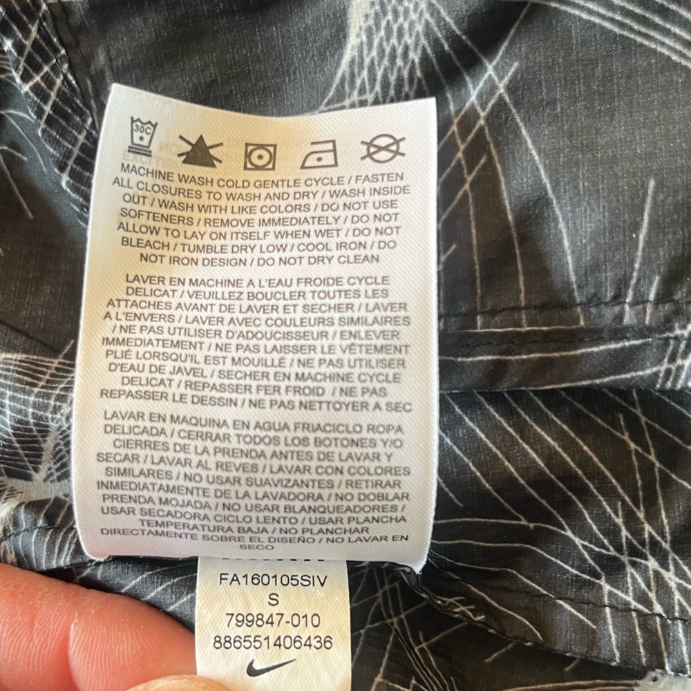 Nike Shield Impossibly Light Running Jacket Size … - image 7